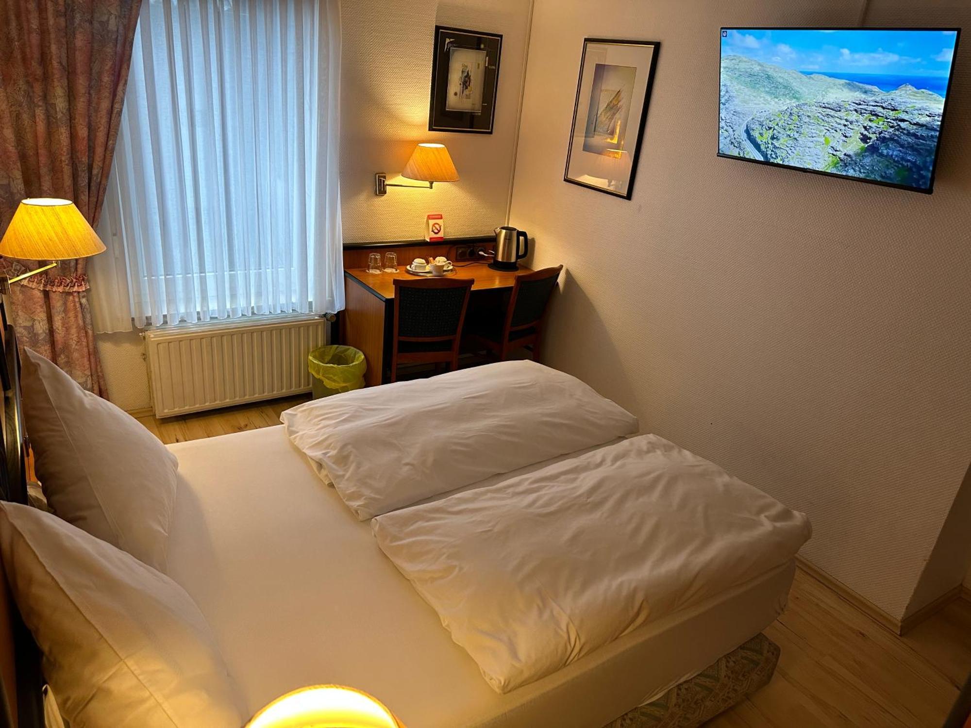 Hotel Zur Post Dabringhausen - Contactless Self Check-In Вермелскирхен Екстериор снимка