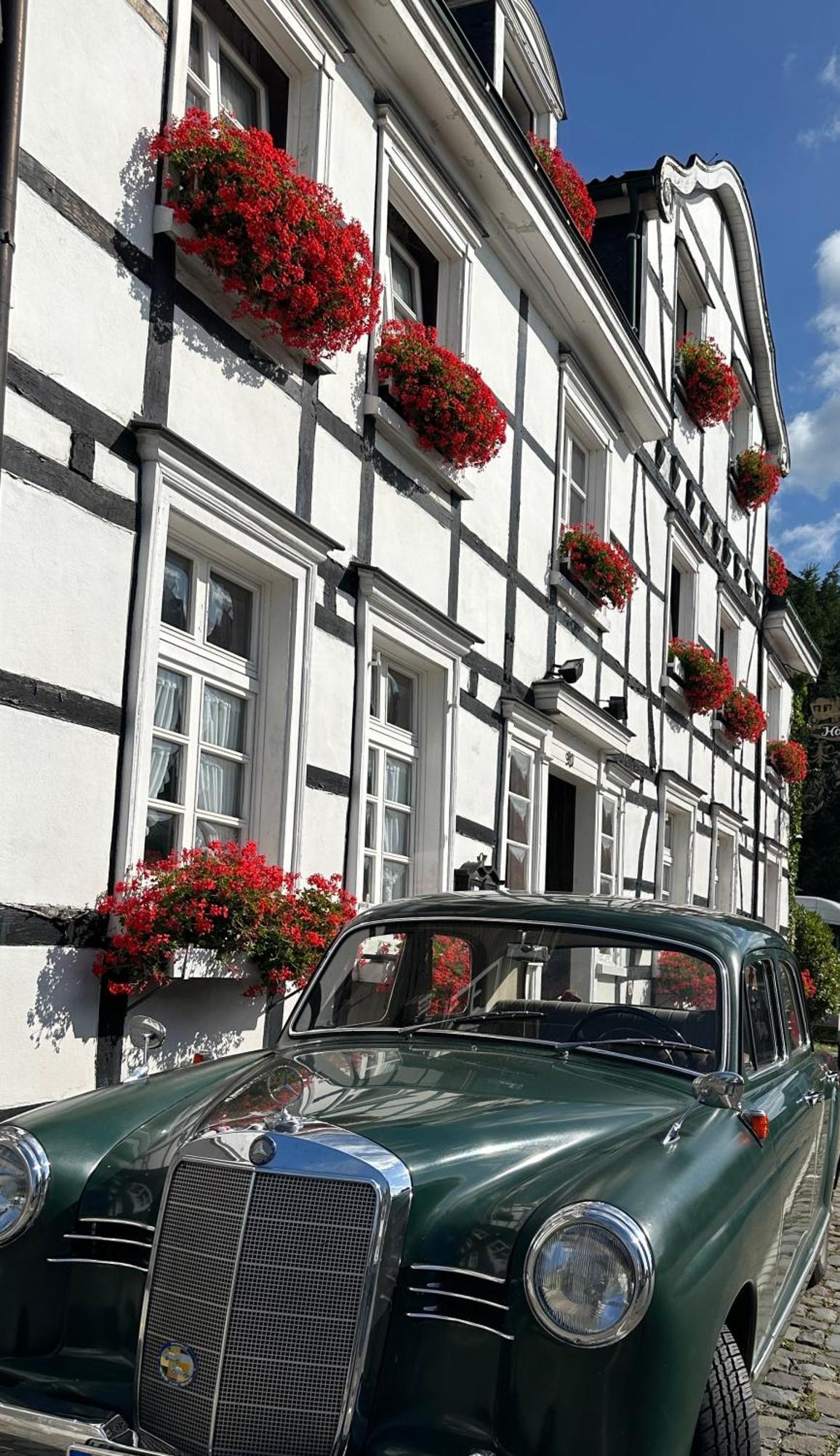 Hotel Zur Post Dabringhausen - Contactless Self Check-In Вермелскирхен Екстериор снимка